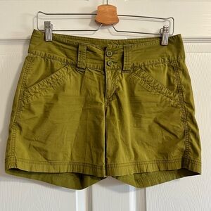 Women’s The North Face Tekwear shorts, olive green, Size 4